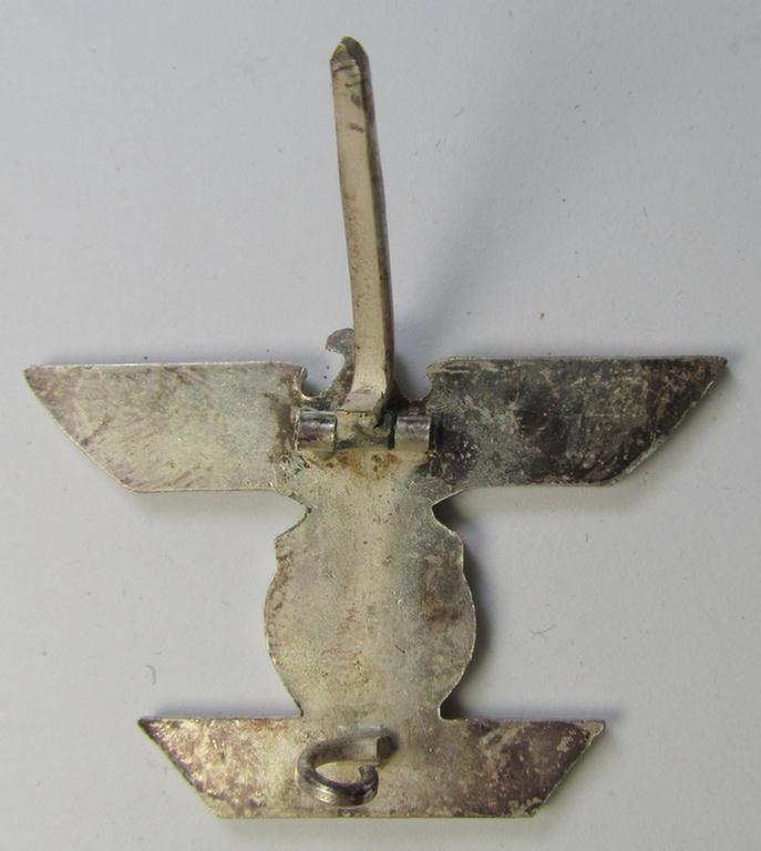 Superb - and rarely seen! - example of a: 'Wiederholungsspange zum EK I. Klasse' (or: bar to the WWI IC first-class) as was produced by the maker (ie. 'Hersteller'): 'B.H. Mayer's Kunstprägeanstalt' and that comes stored in its accompanying et...