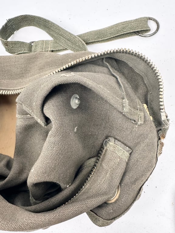 Rare Fallshirmjager gasmask/bag "ebd"