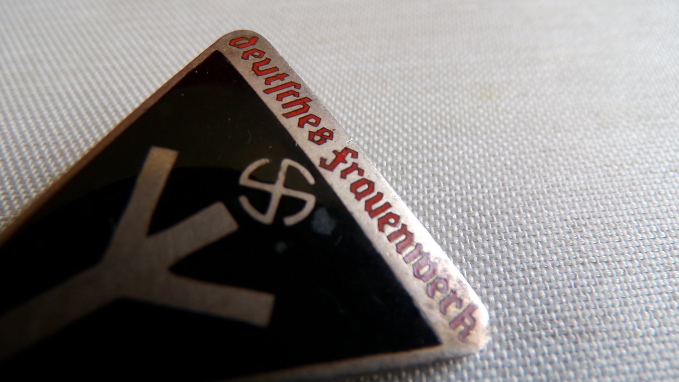 Deutsches Frauenwerk  Badge – RZM M1/149