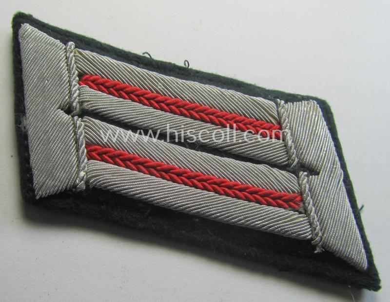 Neat - hardly worn and fully matching! - pair of WH (Heeres) collar-tabs (ie. 'Kragenspiegel für Offiziere') as was piped in the bright-red-coloured branchcolour as was intended for usage by an: 'Offizier der (Sturm)Artillerie-Truppen'