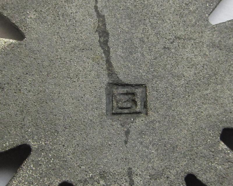 Attractive, 'Kriegsverdienstkreuz 1. Klasse mit Schwertern' (being a clearly maker- ie. '3'- or by: 'Wilhem Deumer'-) marked specimen that is executed in typical silverish-grey-coloured- and/or zinc-based metal (ie. 'Feinzink')