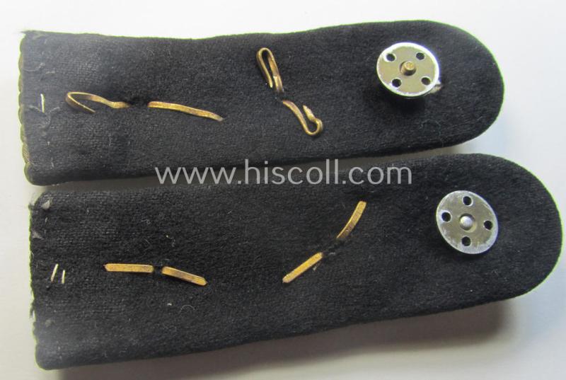 Pair of WH (KM) officers'-type shoulderboards: 'Kapitänleutnant der Kriegsmarine'