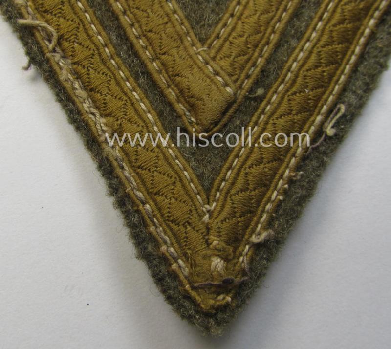 WH (Heeres) early-pattern, tropical-styled 'Armwinkel' (or: arm-chevron) as executed on typical greenish-tan-coloured wool as was specifically intended for usage by a soldier with the rank of: 'Obergefreiter'