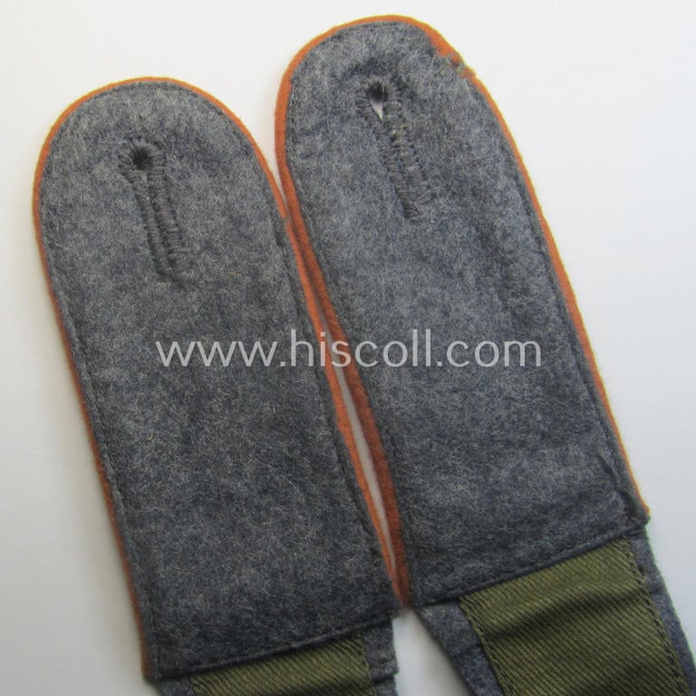 Pair of WH (Luftwaffe) EM-type shoulderstraps as piped in the light- ie. rust-brown- (ie. 'hell- o. kupferbrauner'-) coloured branchcolour: 'Soldat der LW-Nachrichten-Trpn.'