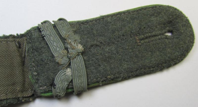 Single - but nevertheless scarcely found! - WH (Heeres) I deem mid-war period- (ie. 'M43'-pattern-) EM-type shoulderstrap as was intended for usage by a: 'Soldat u. Feldwebel-Anwärter der Panzer-Grenadier-Truppen'