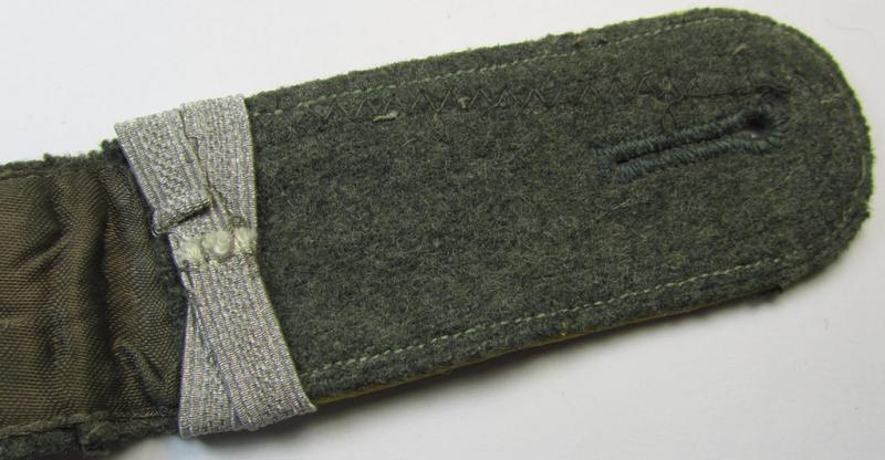 Single - but nevertheless scarcely found! - WH (Heeres) I deem mid-war period- (ie. 'M43'-pattern-) NCO-type shoulderstrap as was intended for usage by an: 'Unteroffizier u. Offiziers-Anwärter der Nachrichten-Truppen'