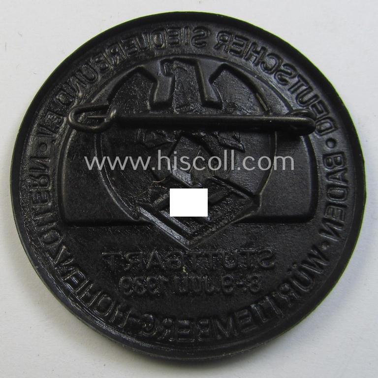 Attractive, bronze-toned- (and I deem typical 'Eisenblech'-based) so-called: 'Deutscher Siedlerbund'- (ie. 'D.S.B.'-) related day-badge (ie. 'tinnie' or: 'Veranstaltungsabzeichen') as was issued to commemorate a: 'D.S.B.'-meeting held in...