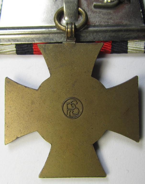 Attractive, golden-bronze-toned, so-called: 'Einzelspange' (being of the desirable detachable-pattern!) showing a: 'Frontkämpferkreuz 1914-18 o. Schwertern' (ie.: 'Kriegsteilnehmerkreuz 1914-18 ohne Schw.')