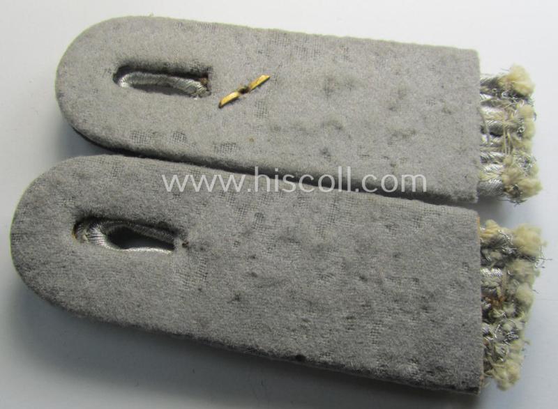 Attractive - and fully matching! - pair of WH (Heeres) neatly 'cyphered', officers'-type shoulderboards as (dual)piped in the black-coloured branchcolour as was intended for a: 'Hauptmann der Res. des Pionier-Batallions 26'