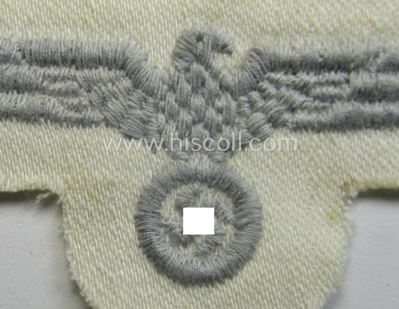 'Variant'-pattern, WH (Kriegsmarine) related side-cap-eagle (ie. 'Schiffchenadler für Mannschaften u. Uffz. der Kriegsmarine') being a neatly machine-embroidered example onto a white-coloured background