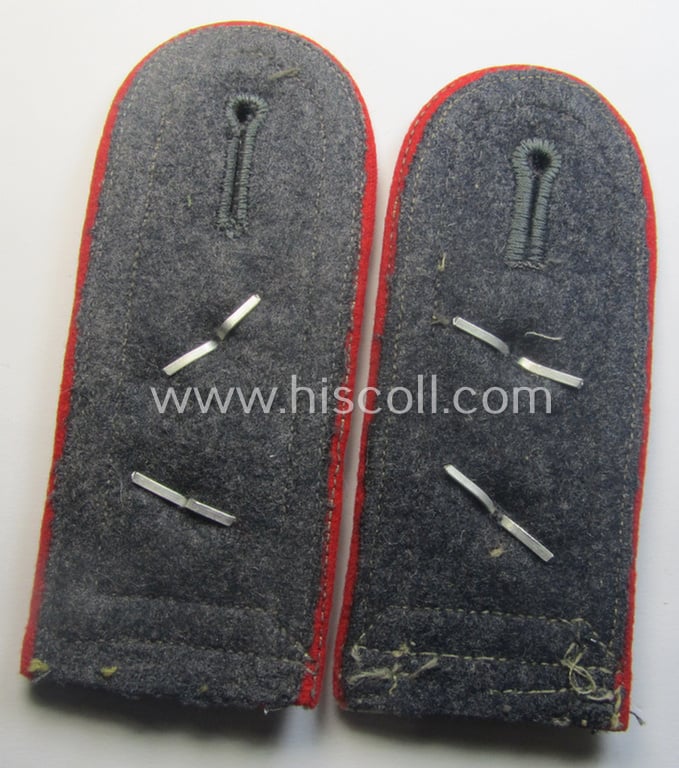 Pair of WH (Luftwaffe) NCO-type shoulderstraps as piped in the bright-red branchcolour as was intended for an: 'Oberfeldwebel o. Oberwachtmeister der Flak-Art.-Trpn.'
