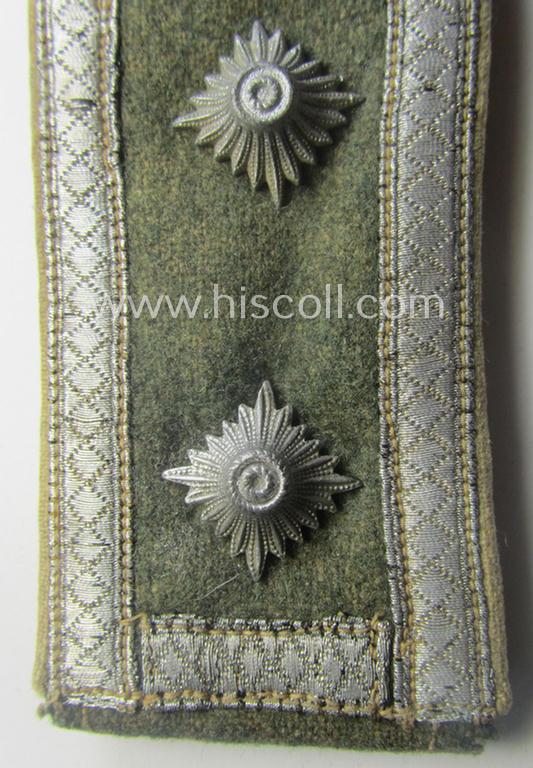 Single, WH (Heeres) NCO-type (ie. 'M40'- ie. 'M43'-pattern) shoulderstrap having the white-coloured branchcolour as was intended for - and clearly worn by! - an: 'Oberfeldwebel der Infanterie-Trpn.'