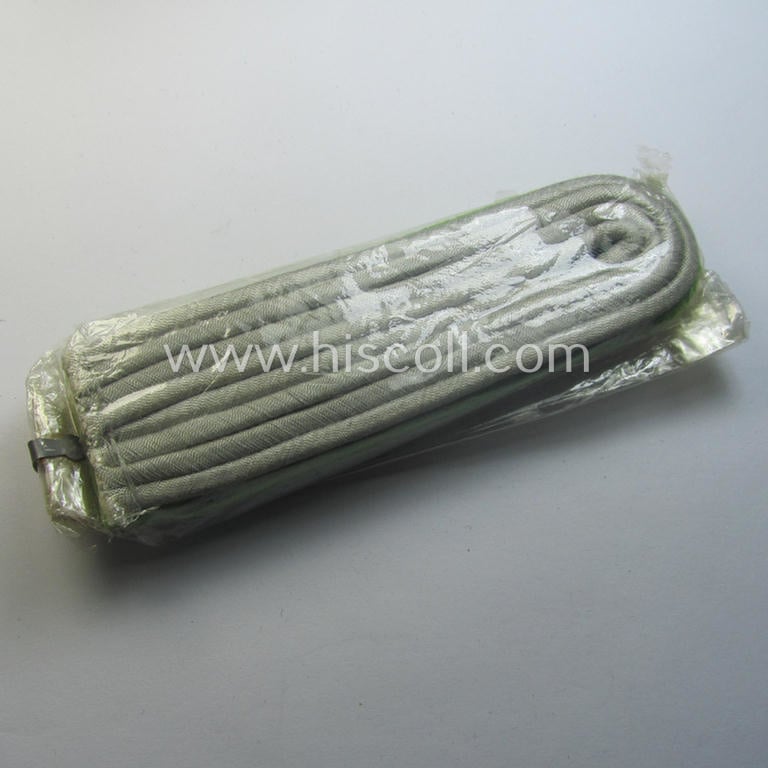 Interesting - and 'virtually mint ie. unissued'! - pair of WH (Heeres), officers'-type shoulderboards: 'Leutnant der Panzer-Grenadier-Trpn.'