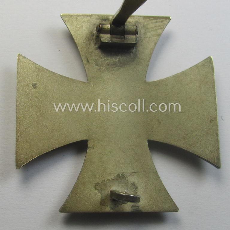 'EK1.Kl.' (or: Iron Cross 1st class) being a neatly maker- (ie. 'L/11'-) marked example as was produced by the (desirable!) 'Hersteller' (ie. maker): 'Wilhelm Deumer'