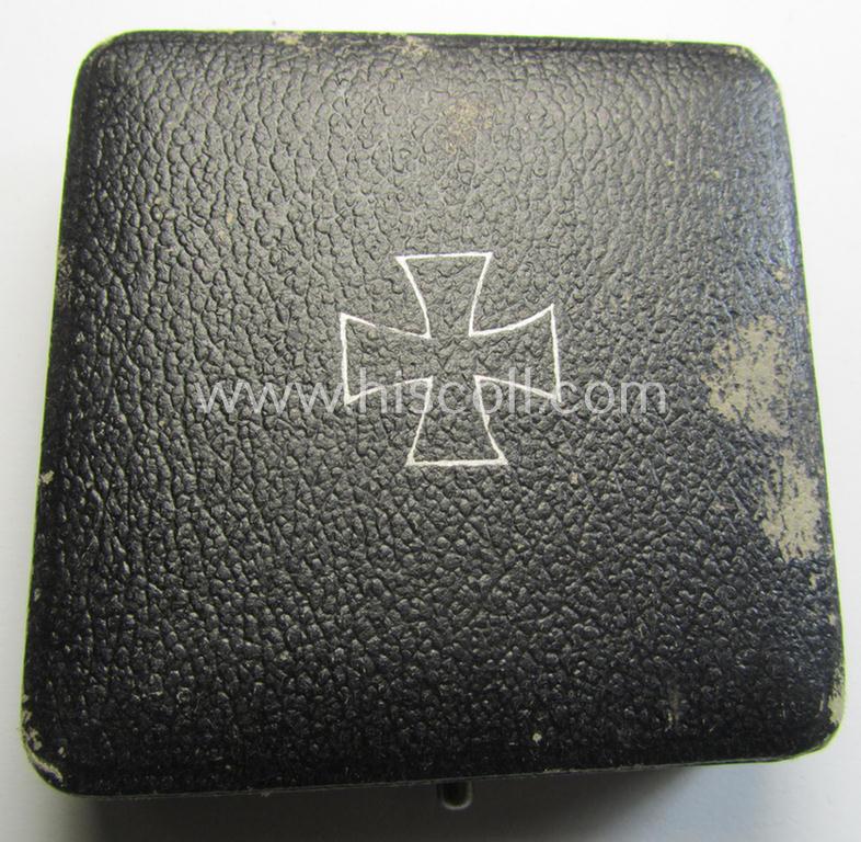 Attractive, 'Eisernes Kreuz 1. Kl.' (or: Iron Cross 1st class) being (I deem) a typical, non-maker-marked example by the maker (ie. 'Hersteller'): 'Rudolf Souval' and that comes in its original, 'generic-styled' etui as issued and found