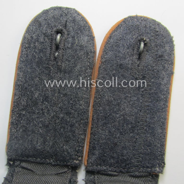 Pair of WH (Luftwaffe) EM-type shoulderstraps as piped in the light- ie. rust-brown- (ie. 'hell- o. kupferbrauner'-) coloured branchcolour: 'Soldat der LW-Nachrichten-Trpn.'