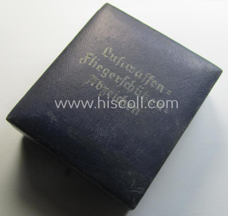 WH (LW) 'Fliegerschützen-Abzeichen mit Blitzbündel' being a maker- (ie. 'Wilh. Deumer'-) marked- and/or: typical zinc- (ie. 'Feinzink'-) based example as was produced by the: 'Wilh. Deumer'-company that comes stored in its period etui