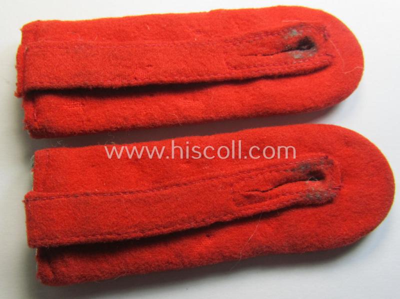 Attractive - and/or fully matching! - pair of WH (Luftwaffe) officers'-type, bright-red-piped and neatly 'cyphered' shoulderboards as was specifically intended for a: 'Leutnant der 8. Flak-Divison'