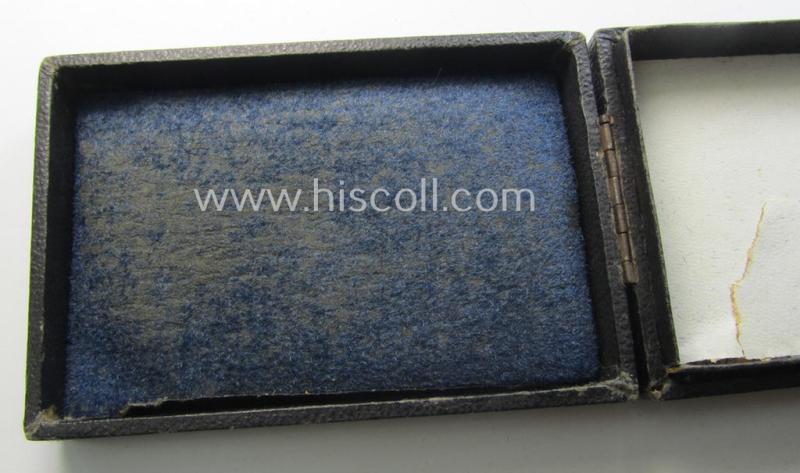 Stunning - and rarely encountered! - 'Ehrenblattspange der Luftwaffe' (or: airforce honour-roll clasp) being a 'Buntmetall'- (ie. 'Tombak'-) based example by the maker (ie. 'Hersteller') 'Otto Klein & Co.' that comes in its rarely seen etui