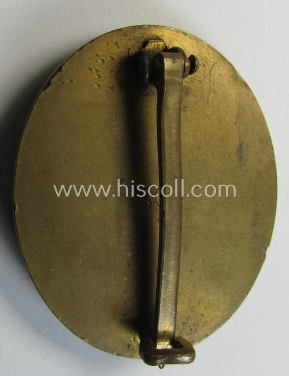 Attractive - luxuriously-styled albeit clearly used- and/or worn! - 'Verwundeten-Abzeichen in Gold' being a typical maker- (ie. '30'-) marked- and/or: 'Buntmetall'-based example as was produced by the Austrian maker: 'Hauptmünzamt Wien'