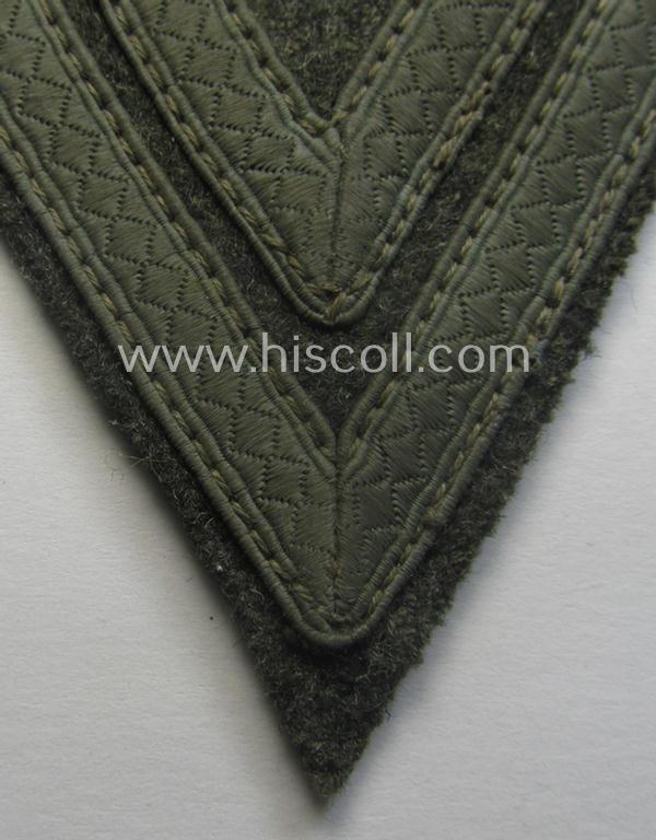 WH (Heeres) 'Armwinkel' (or: arm-chevron) as executed on typical field-grey-coloured wool as was specifically intended for usage by a soldier with the rank of: 'Obergefreiter'