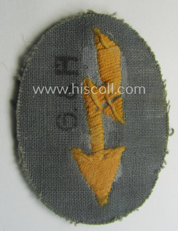 WH (Heeres) trade- and/or special-career insignia ie. hand-embroidered signal-blitz as executed in golden-yellow-toned linnen as was intended for a soldier serving within the: 'Kavallerie- o. Aufklärungs-Trpn.'