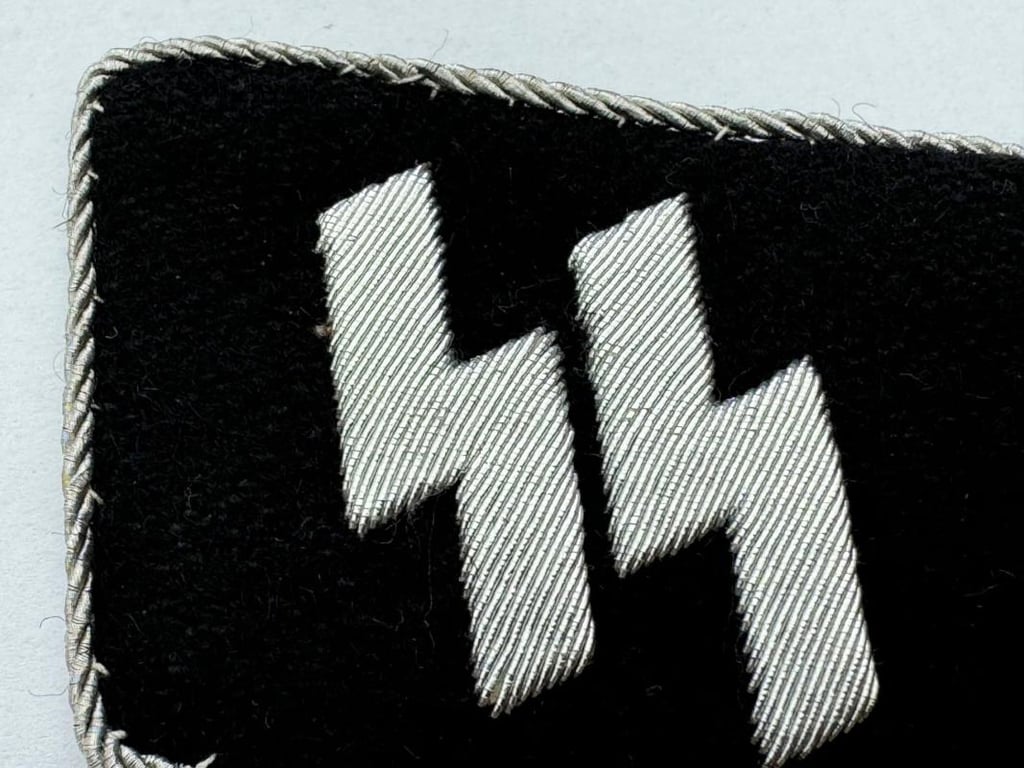 Waffen SS Obersturmführer collar tabs
