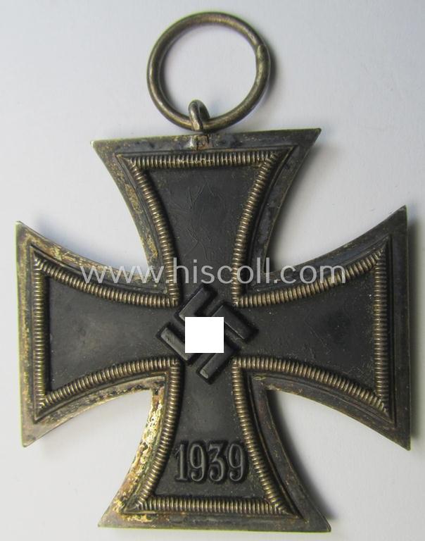 'Eisernes Kreuz II. Klasse' being a non-maker-marked example that comes together with its original- and once-mounted ribbon (ie. 'Bandabschnitt') as was produced by a (by me) unidentified maker (ie. 'Hersteller')