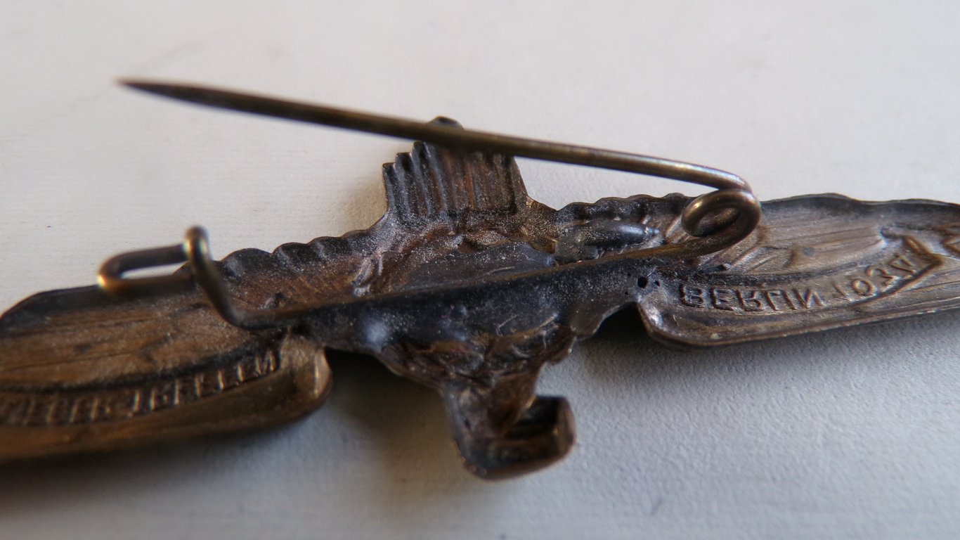 Rare 1934 Berlin Fliegertreffen Tinnie