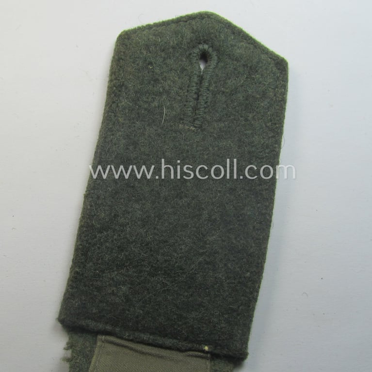 Single, 'cyphered' (and I deem early- ie. mid-war-period), WH (KM) EM-type shoulderstrap: 'Soldat eines Küsten-Artillerie-Abtlgs.'