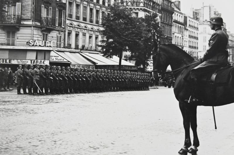 German WH Press Photo 'Paris Parade'
