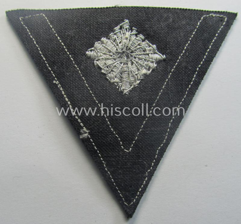 WH (Heeres) 'Armwinkel' (or: arm-chevron) as executed on typical darker-green-coloured wool as was specifically intended for usage by a soldier with the (unusually encountered!) rank of an: 'Gefreiter mit mehr als 6 Dienstjahren'