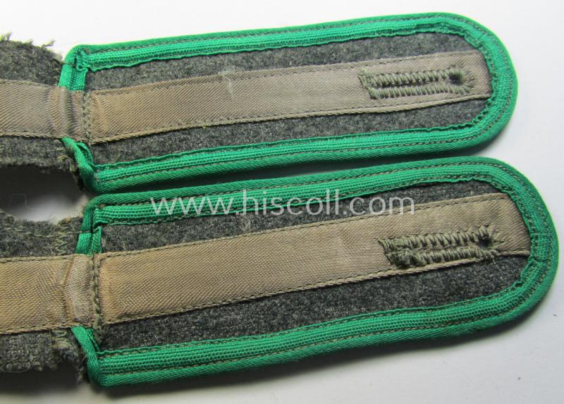 Superb - fully matching and scarcely encountered! - pair of WH (Heeres) later-war period- (ie. 'simplified'- ie. 'M44-/M45'-pattern-) EM-type shoulderstraps as was intended for a: 'Soldat der Jäger- o. Gebirgsjäger-Truppen'