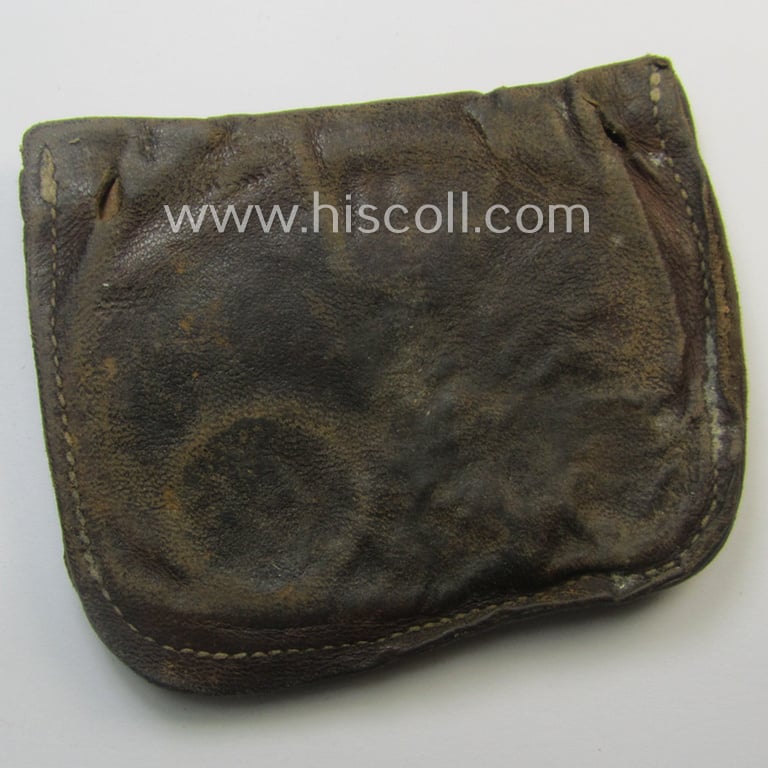 Natural-coloured- and/or genuine leather-based etui (ie. 'Tragetasche') as was intended to store an ID-disc (ie. 'Tragetasche für Erkennungsmarke') and that comes in a heavingly used- ie. worn, condition
