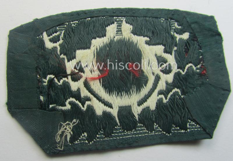 First pattern, WH (Heeres) officers'-type cocarde (as executed in white in so-called: 'BeVo'-weave pattern) as was specifically intended for usage on the: WH 'Knautschmützen' ie. 'Alter-art'-visor-caps