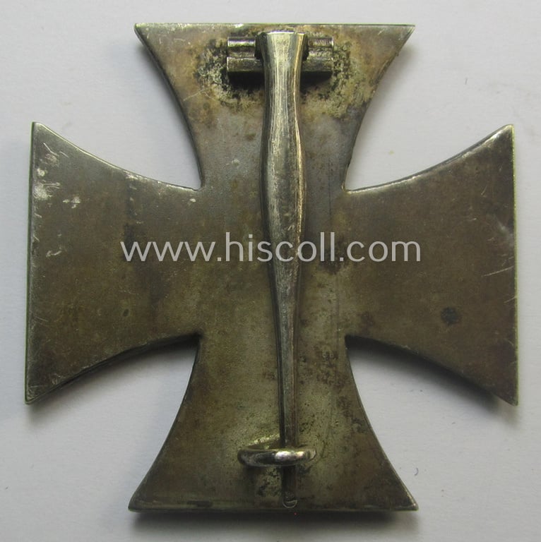 'Eisernes Kreuz 1. Kl.' (or: Iron Cross 1st class) being a (typical) early-period and non-maker-marked example as was (I deem) produced by the maker (ie. 'Hersteller'): 'Paul Meybauer'