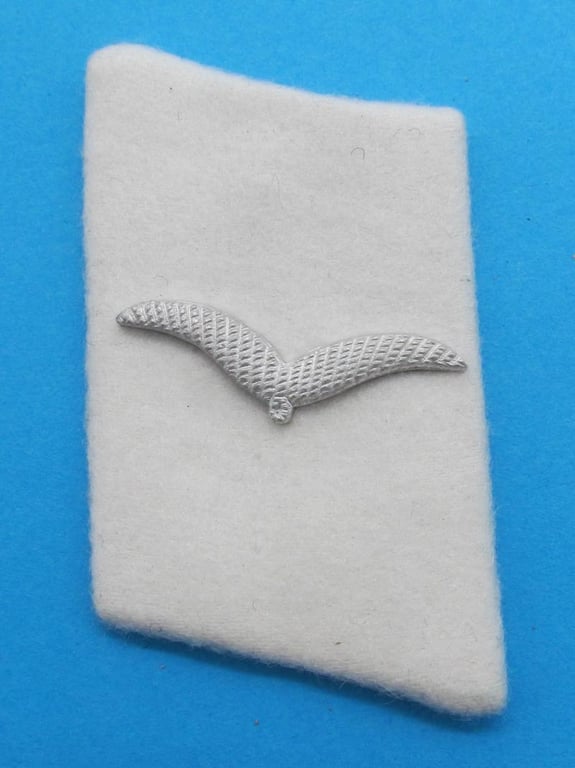 Hermann Göring division collar tabs