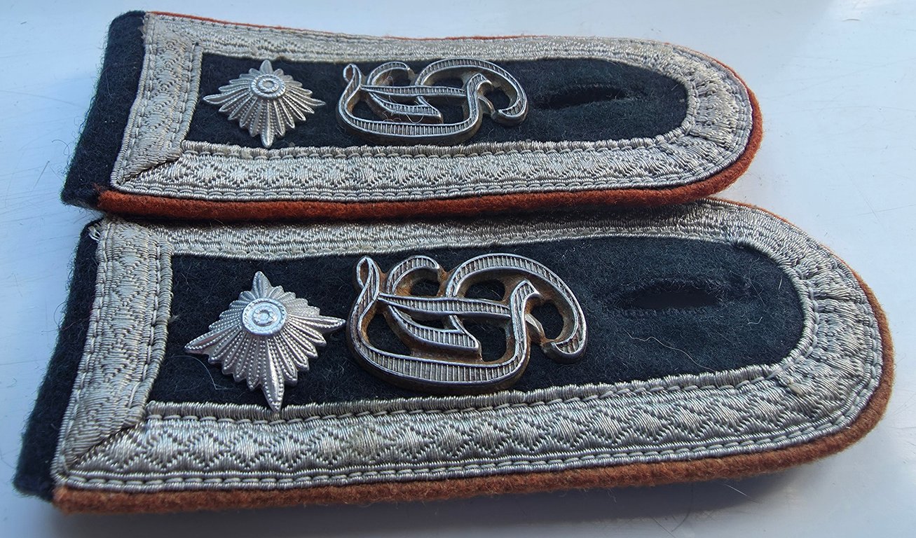 WH pair of GD Field Police NCO shoulder straps