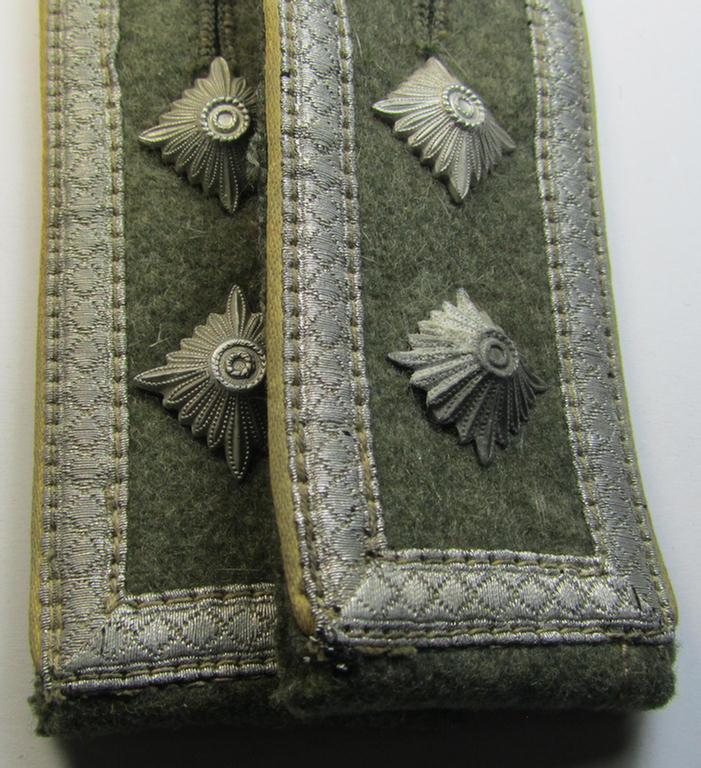 Attractive - and fully matching! - pair of WH (Heeres) 'M41 o. M43'-pattern, 'standard-issue'-type shoulderstraps as was intended for usage by an: 'Oberfeldwebel eines Nachrichten-Regiments o. Abteilungs'