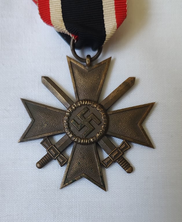 Medal set: KvK 2. 'Klasse mit Schwerten' (War merit cross with swords) and issue packet