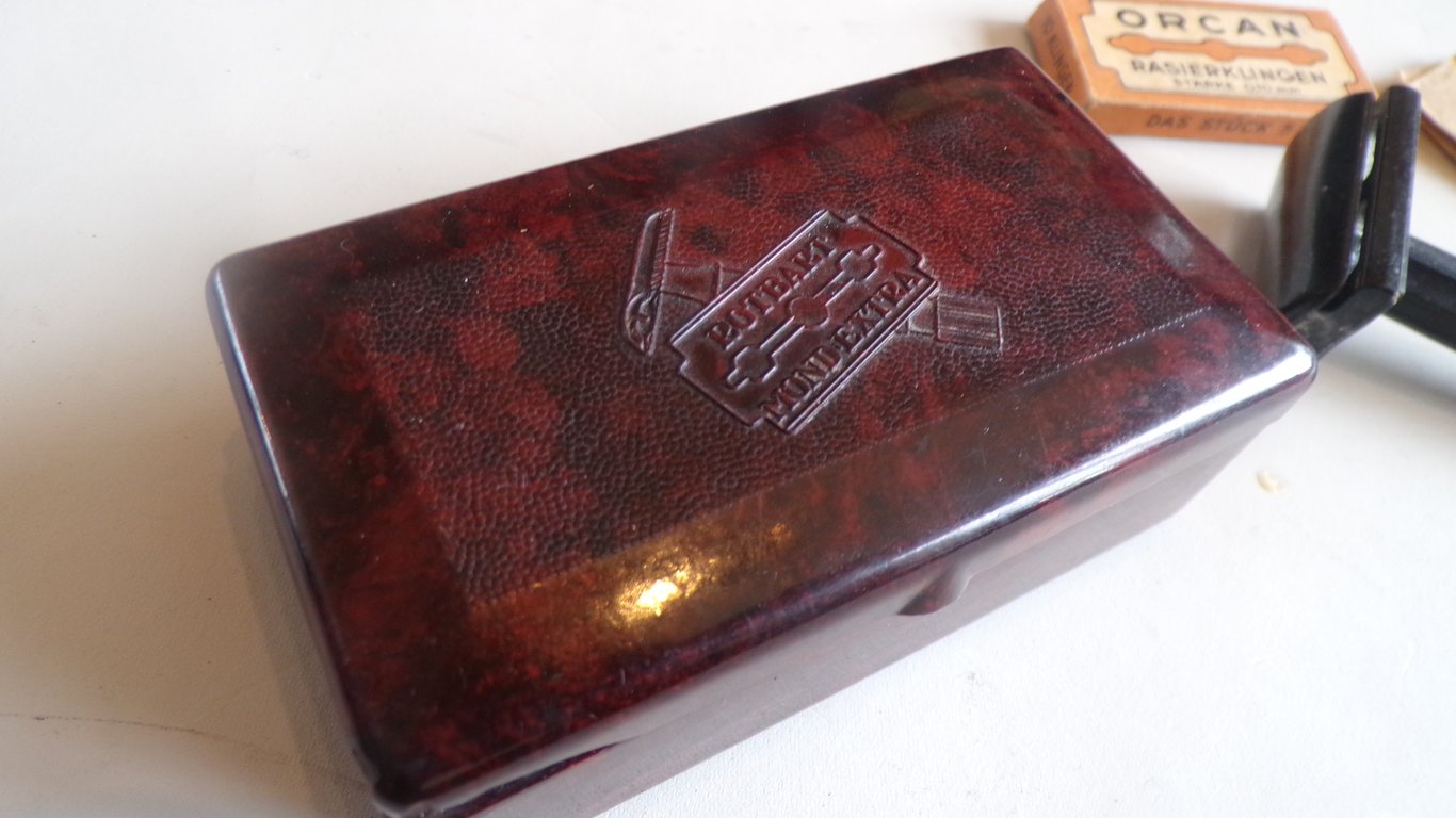 Bakelite Rotbart Box & National Shaving Set