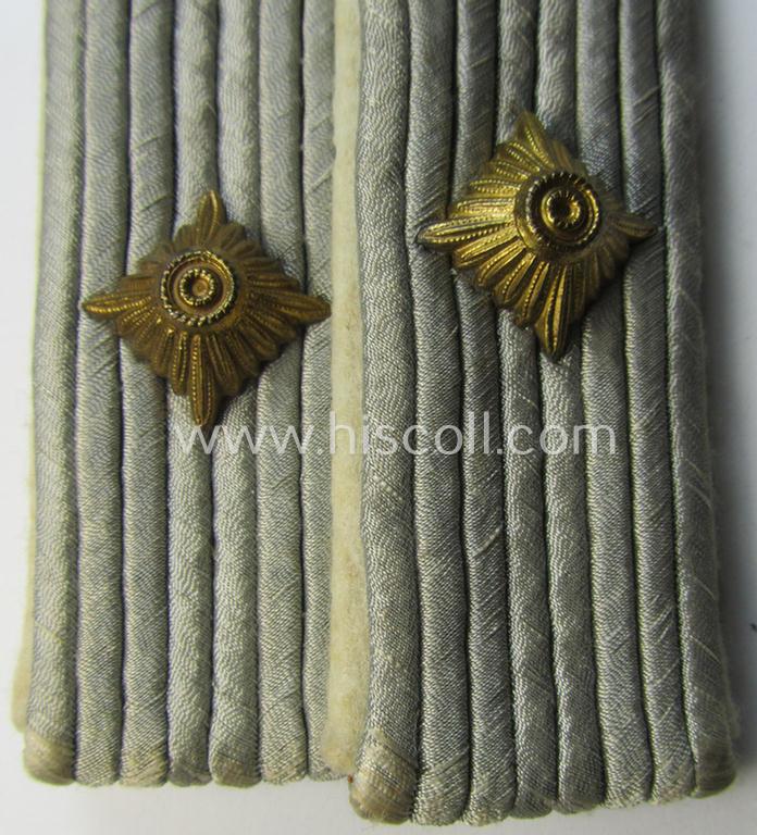 Superb - and fully matching! - pair of WH (Heeres) officers'-type shoulderboards as piped in the white- (ie. 'weisser'-) coloured branchcolour as was intended for an: 'Oberleutnant eines Infanterie-Regiments'