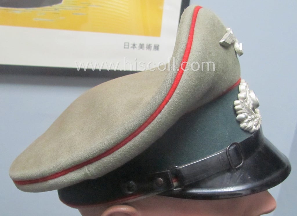 Superb example of a WH (Heeres) bright-red-piped, EM- (ie. NCO-) type visor-cap 'Schirmmütze für Mannschaften u. Unteroffiziere der (Sturm)Artillerie-Truppen' and that comes in a truly wonderful- and totally untouched, condition
