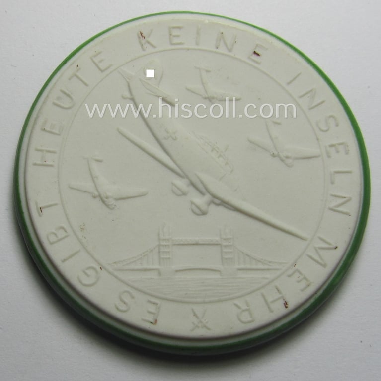 Attractive - and not that often encountered! - white-toned- (and coloured) and/or: 'Meissen'-porcelain-based: 'Erinnerungs-Medaille' bearing a swastika and text: 'Der uns aufzwungene Krieg muss zum glorreichsten Sieg der deutschen Geschichte werden'
