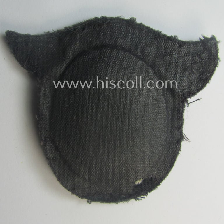 Moderately used, WH (Luftwaffe) 'Flugzeugführerabzeichen in Stoff' or: pilots'-badge) that is nicely machine-embroidered and being of the so-called: 'padded version'