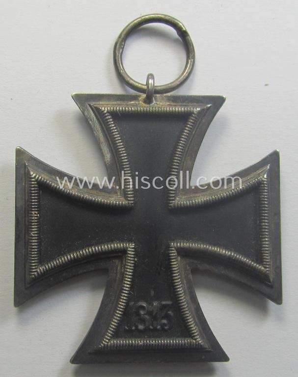 'Eisernes Kreuz 2. Kl.' being a maker- (ie. '76'-) marked example that comes stored in its period 'Zellstoff'-based pouch by the: 'Ernst L. Müller'-company as was based in the town of Pforzheim