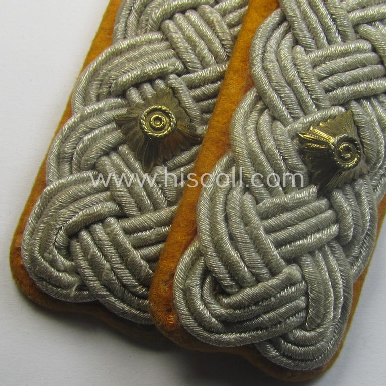 Pair of WH (Luftwaffe) officers'-type shoulderboards as was intended for usage by an: 'Oberstleutnant eines Flieger- o. Fallschirmjäger-Rgts.'