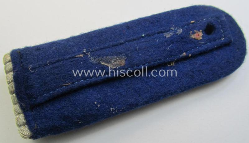 Attractive - albeit regrettably single - WH (Heeres) 'cyphered' officers'-type shoulderboard as piped in the darker-blue-coloured branchcolour as was intended for an: 'Oberleutnant u. Arzt eines Sanitäts-Abteilungs'