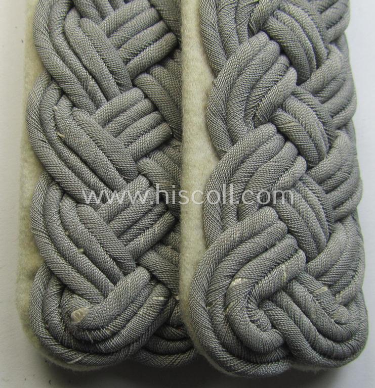 Attractive - fully matching and never worn! - pair of WH (Heeres) officers'-type shoulderboards as was intended for usage by a: 'Major der Infanterie-Truppen' (and that still shows its period inventory-etiket)