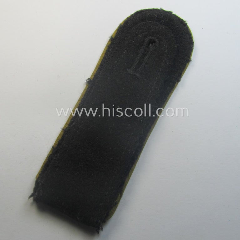 Single WH (Heeres) EM-type shoulderstrap (as was specifically intended to be used on the black-coloured, 'wrap-around'-styled Panzer-tunics) as was intended for a: 'Soldat einer Kav.- o. Aufkl.-Schützen-Rgts.'